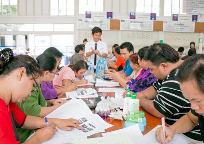 Asst.Prof, Dr. Nuntaree Chaichanawongsaroj and students were demonstrating the 7 hand washing steps