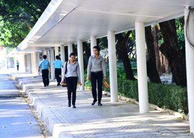 Walking under the cover way is safe and convenient.